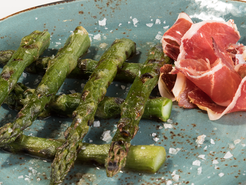 Grilled green asparagus with Iberian ham