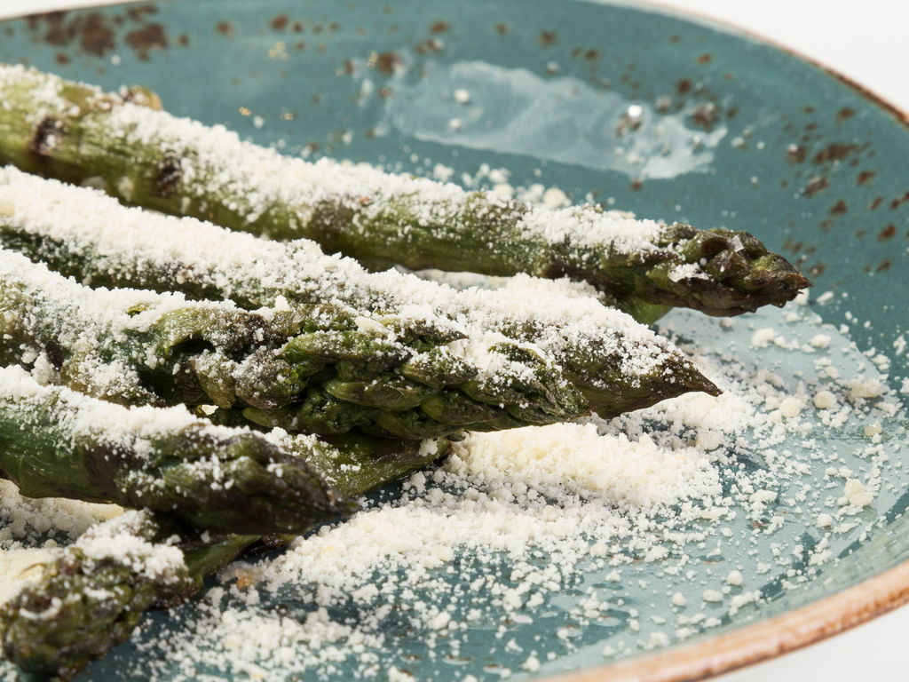 Grilled green asparagus with shavings of Parmesan cheese
