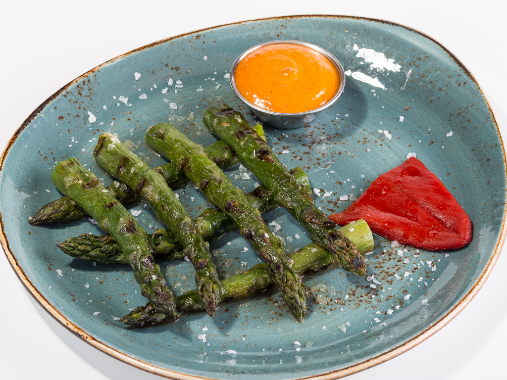 Grilled green asparagus with romesco sauce