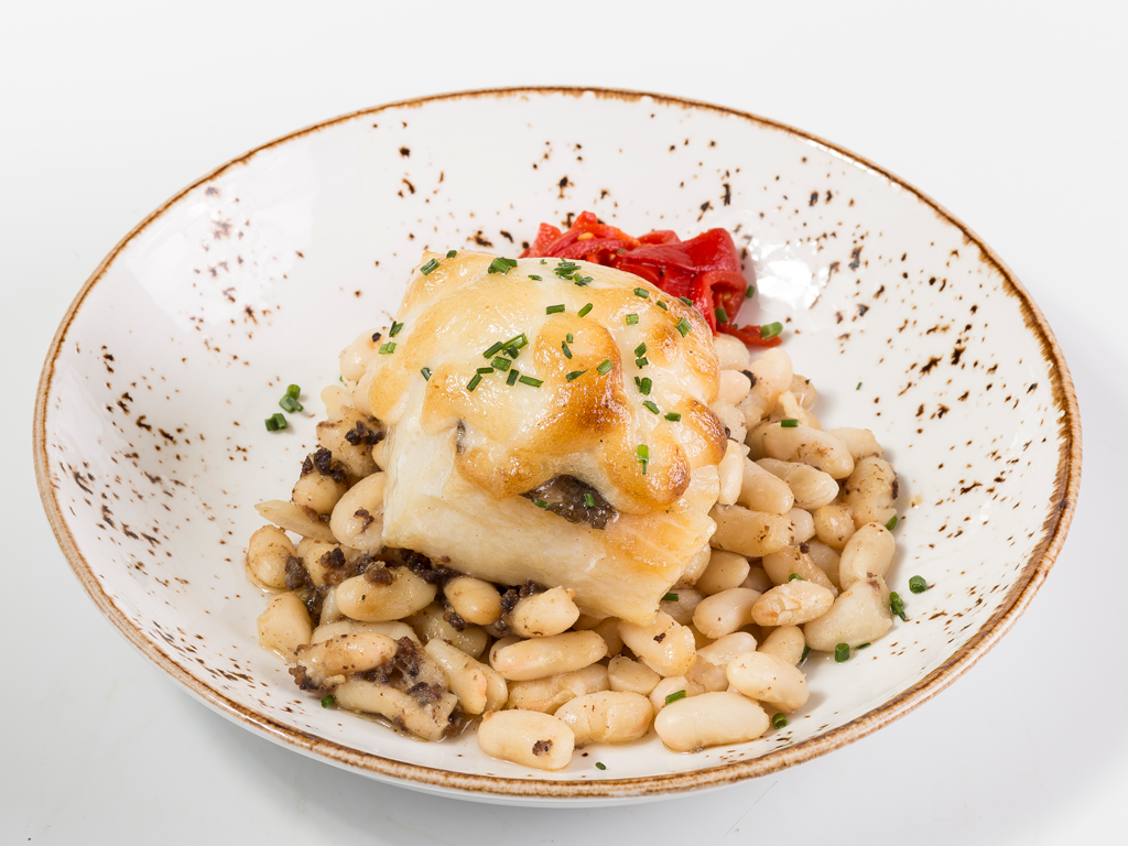 Grilled fillets of wild Icelandic cod with beans and "allioli" gratin