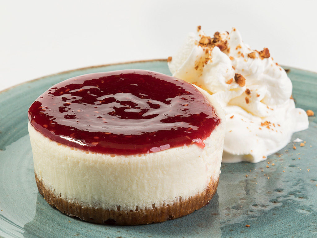 Cheesecake with raspberry jam